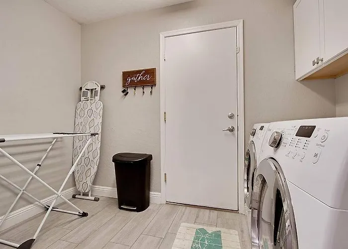 Hollyhock - Pet-friendly 4br Heated Pool & Near Golf